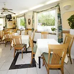לינה וארוחת בוקר Gold House