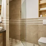 לינה וארוחת בוקר Gold House