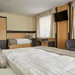 לינה וארוחת בוקר Gold House 4*