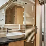 לינה וארוחת בוקר Gold House 4*