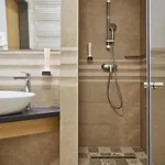 לינה וארוחת בוקר Gold House 4*