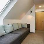 לינה וארוחת בוקר Gold House 4*