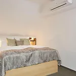 לינה וארוחת בוקר Gold House 4*